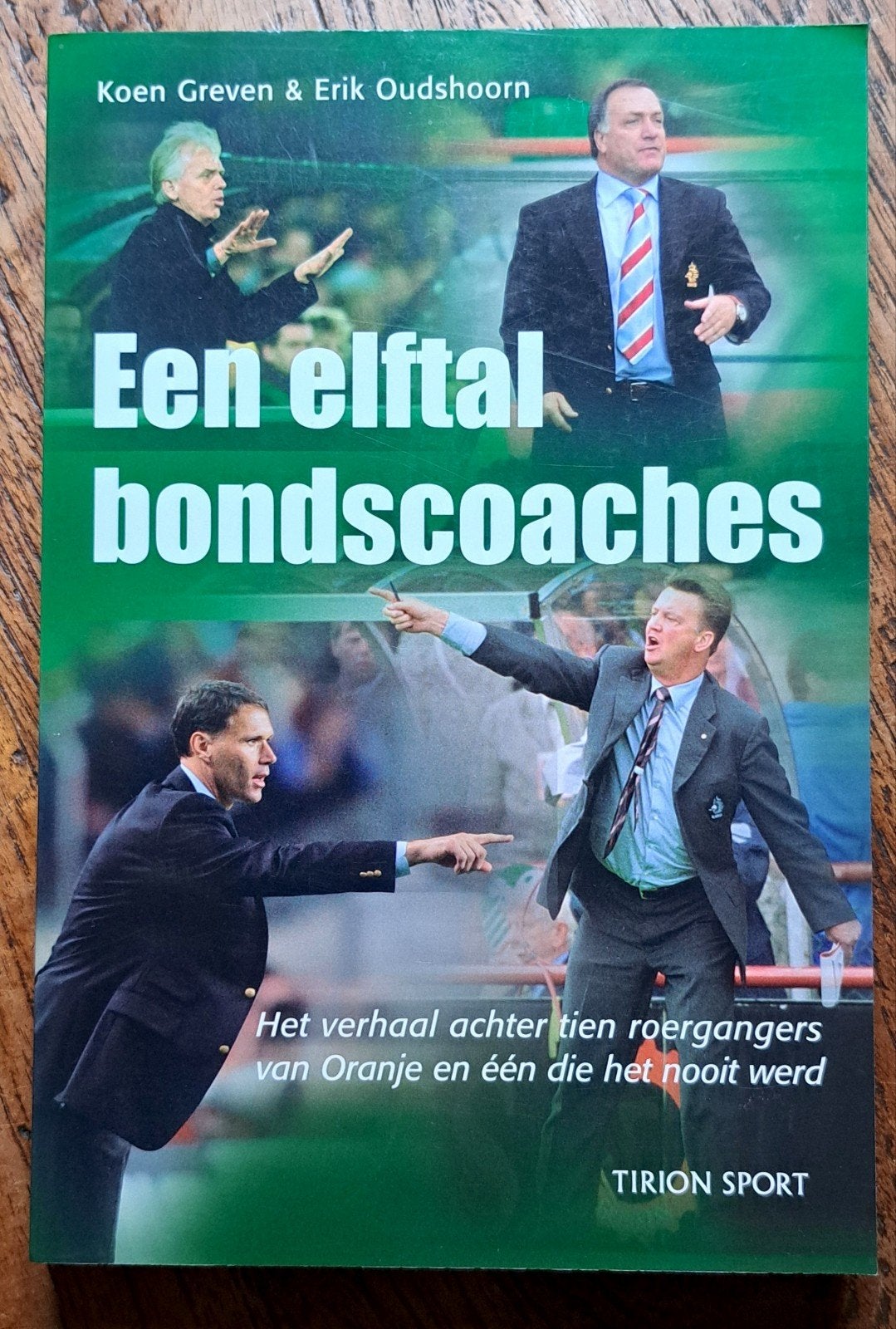 Een Elftal Bondscoaches - Verhaal 10 roergangersoOnranje, Boeken, Nieuw, Koen Greven & Erik Oudshoorn, Ophalen of Verzenden, Balsport