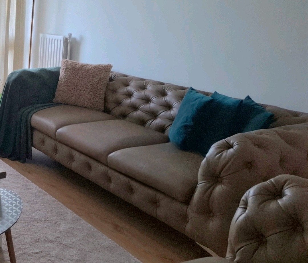 Chesterfield bank - donker beige leer, Ophalen, Chesterfield, Driepersoons, Zo goed als nieuw