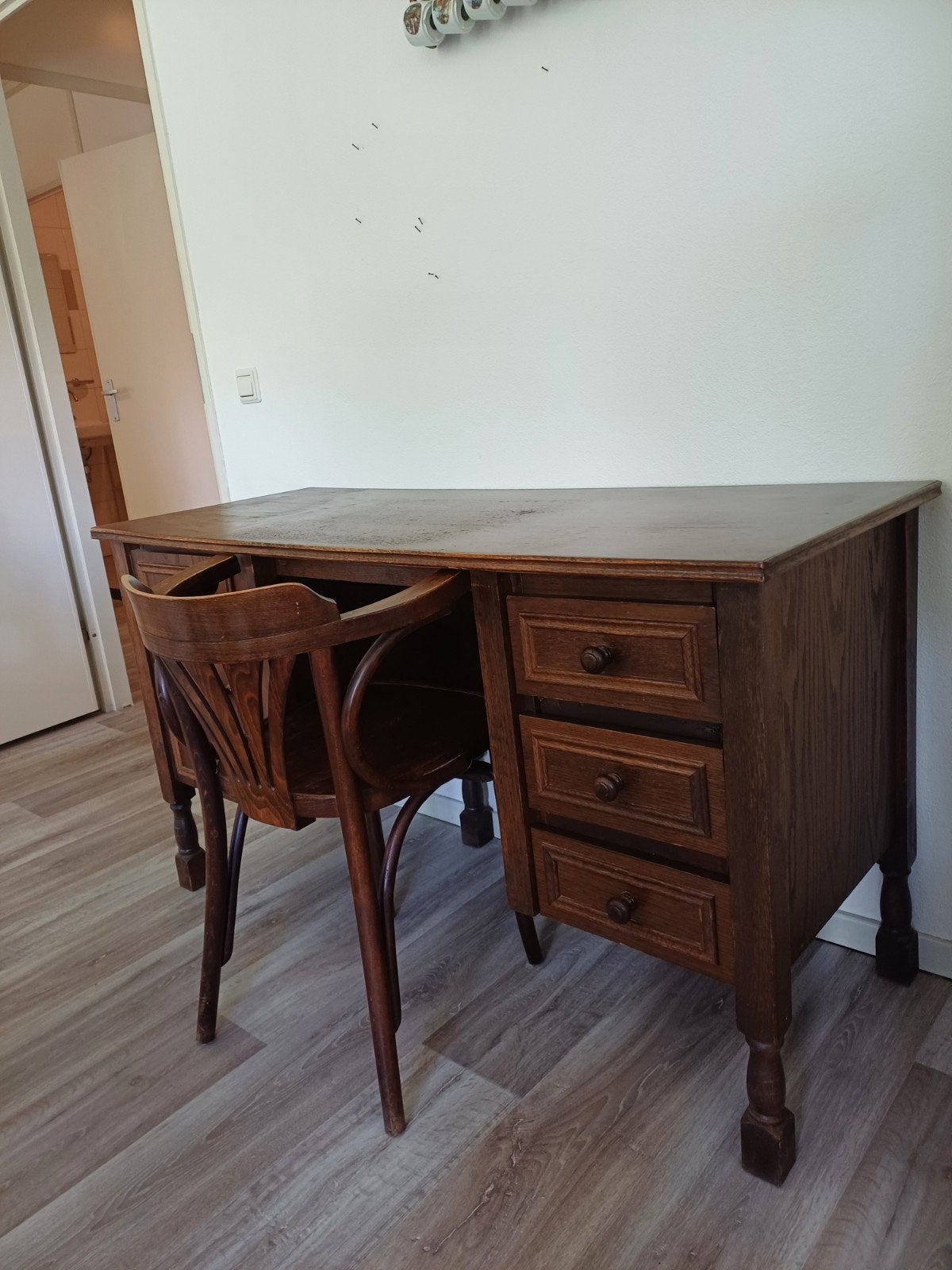 Eiken houten bureau met stoel geen antiek maar wel oud., Antiek en Kunst, Ophalen
