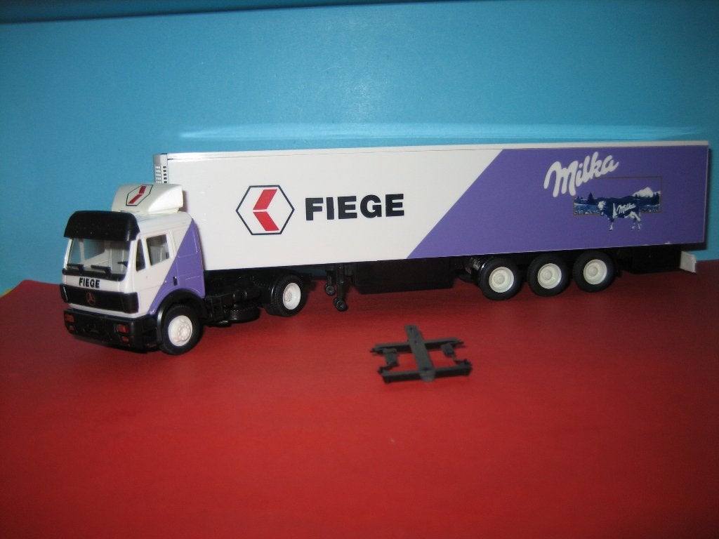 Fiege-Milka   MERCEDES met oplegger  Herpa, Ophalen of Verzenden, Zo goed als nieuw, Bus of Vrachtwagen, Herpa