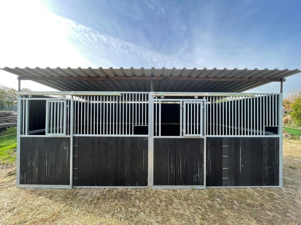 te koop 2 paardenboxen met dak, bouwjaar 2022, Dieren en Toebehoren, Stalling, 2 of 3 paarden of pony's