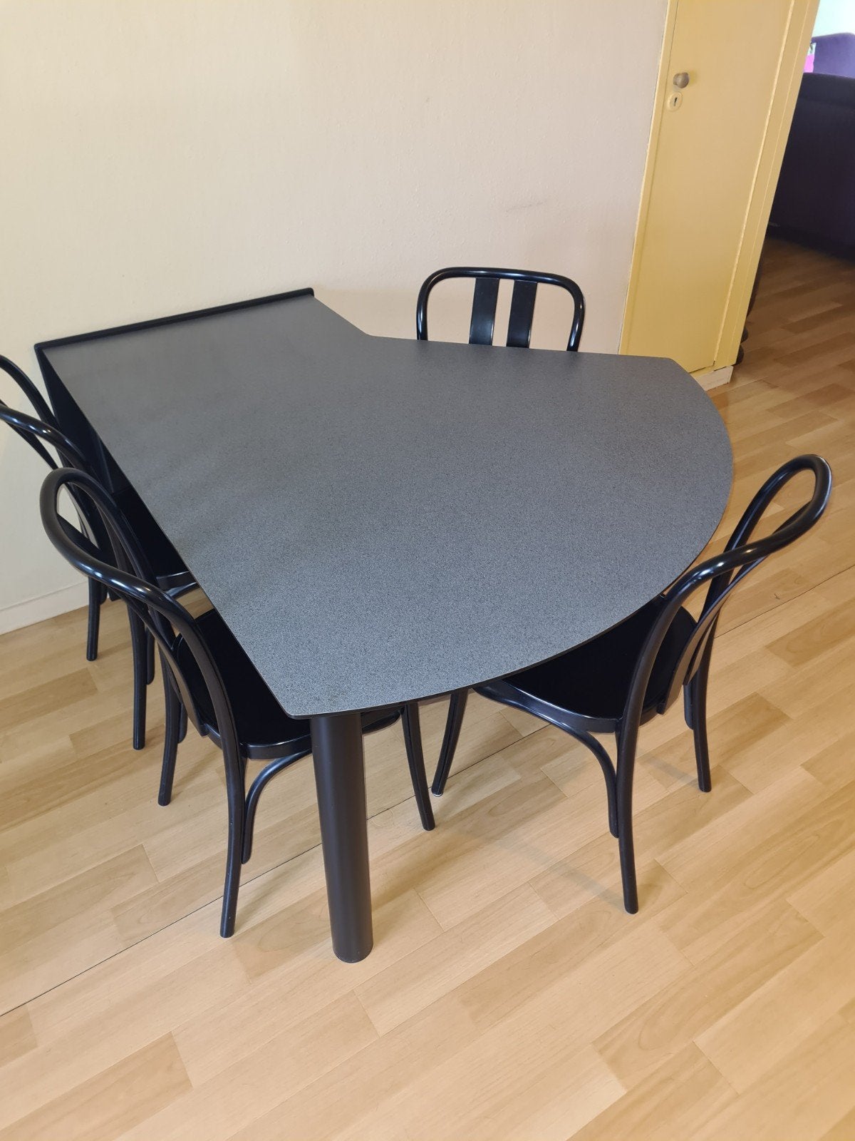Aparte kunststof eettafel met 4 stoelen, Huis en Inrichting, Tafels | Eettafels, Ophalen, Kunststof, Gebruikt, Overige vormen