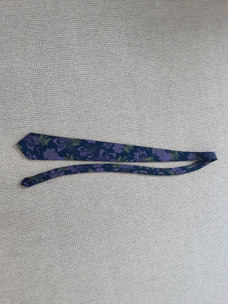 Donkerblauwe stropdas met paars bloemenpatroon, Ophalen of Verzenden, Zo goed als nieuw