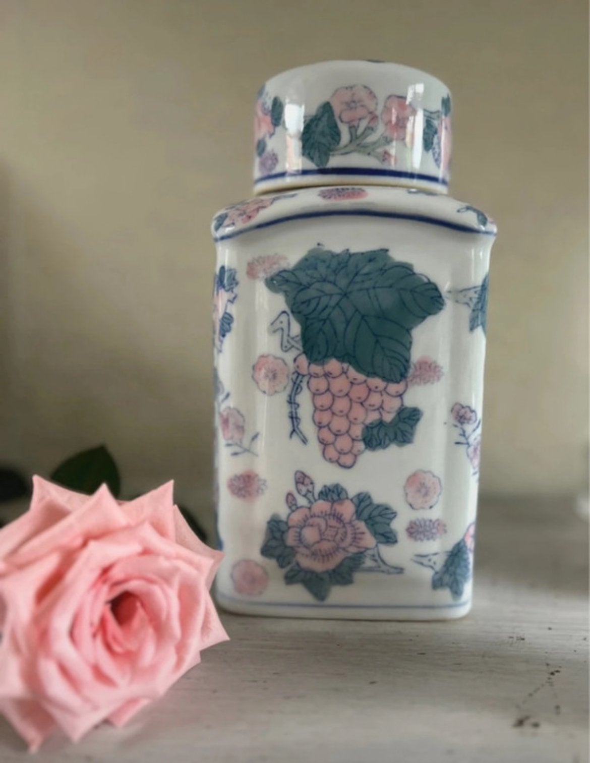 Mooie porseleinen pot met bloemen en druiventrosjes, Ophalen of Verzenden