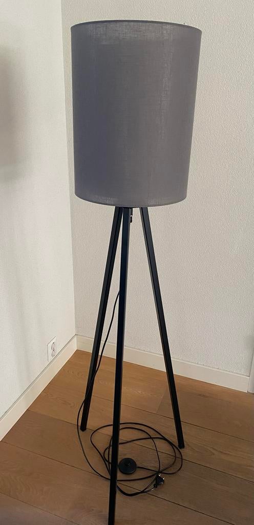 Moderne vloerlamp met zwarte driepoot en grijze kap, Ophalen, Gebruikt, Metaal, 100 tot 150 cm