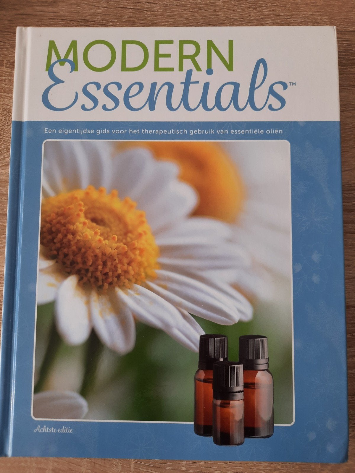 Modern Essentials: essentiële oliën editie 8, Boeken, Ophalen of Verzenden, Gelezen