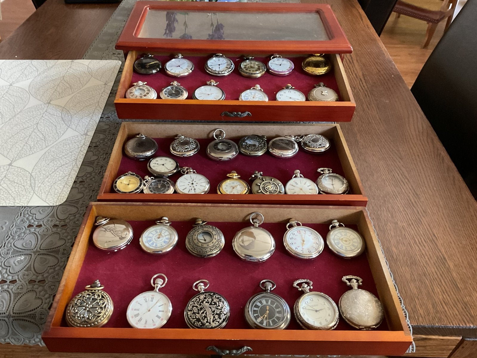 Verzameling zakhorloges in houten displaydozen, Overige merken, Overige materialen, Zakhorloge, Verzenden
