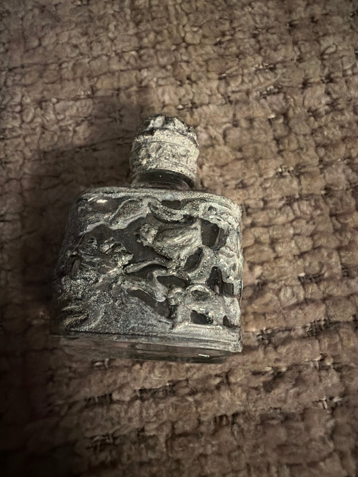 Antieke parfumfles met gedetailleerde metalen omhulsel, Ophalen of Verzenden