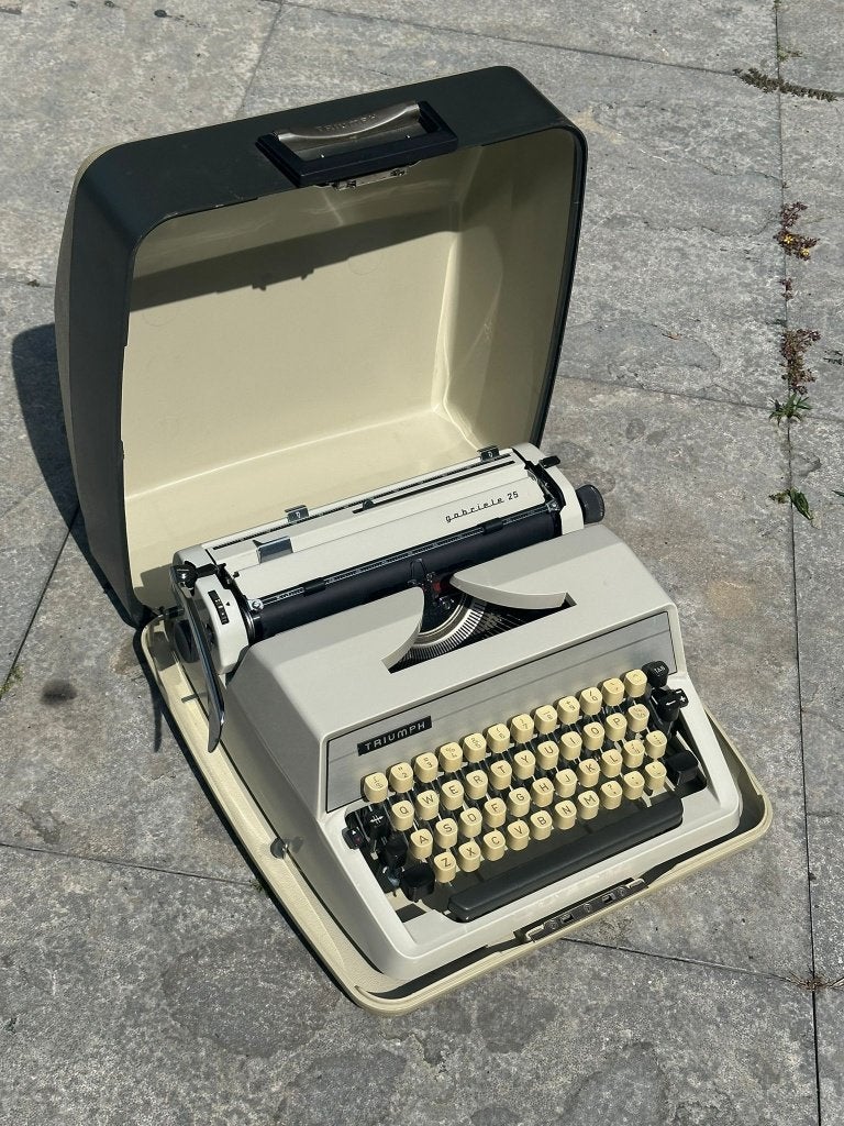 Triumph Gabriele 25 typemachine met koffer – Lichtgrijs, Ophalen