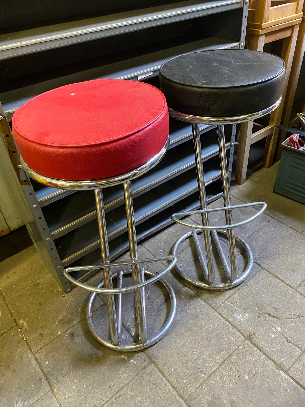 Set van 2 vintage barkrukken - rood en zwart, Ophalen, Gebruikt, Met voetsteun, 90 cm of meer