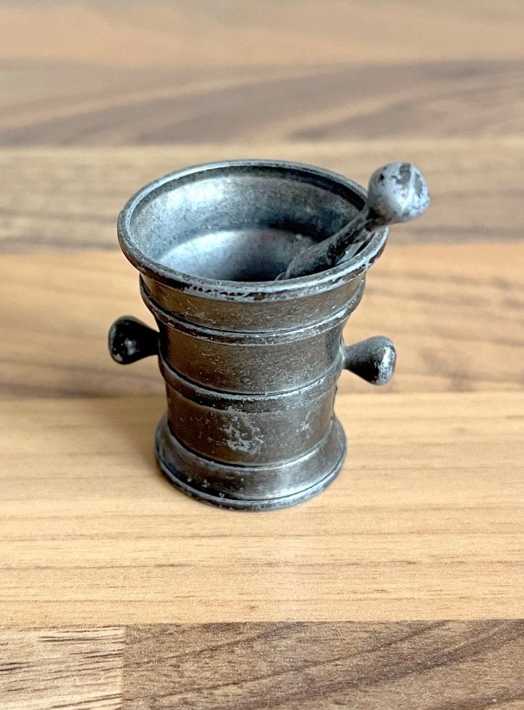 vintage miniatuur tinnen vijzel met stamper / zandloper, Ophalen of Verzenden