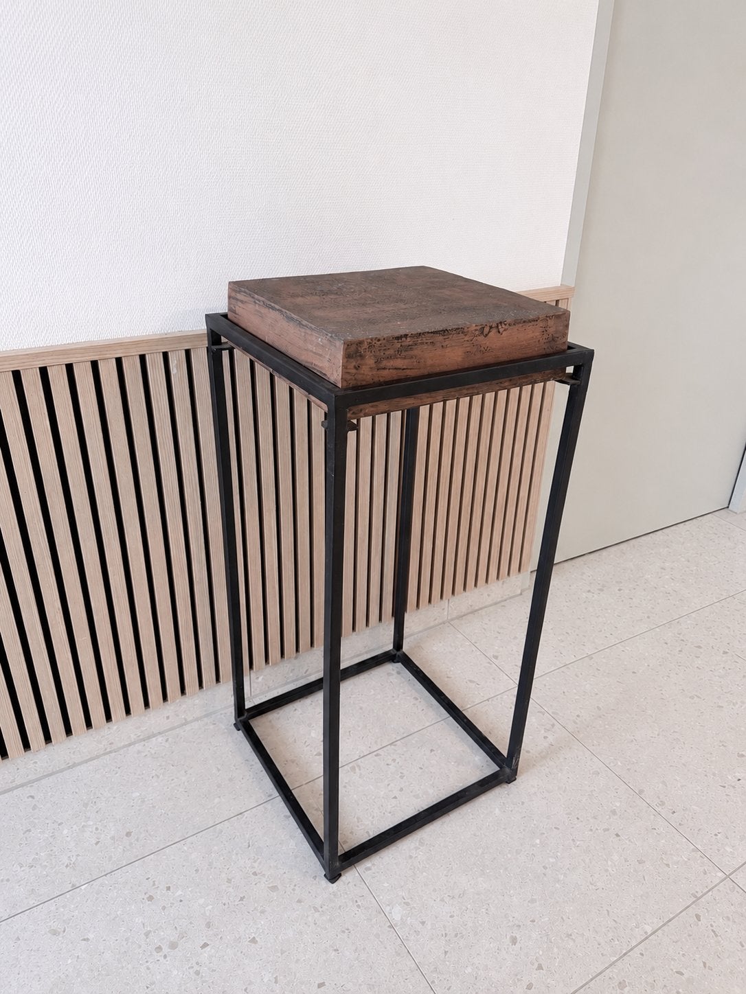 Moderne sokkel/bijzettafel met robuust blad en zwart frame, Ophalen, Minder dan 55 cm, Gebruikt, Metaal of Aluminium