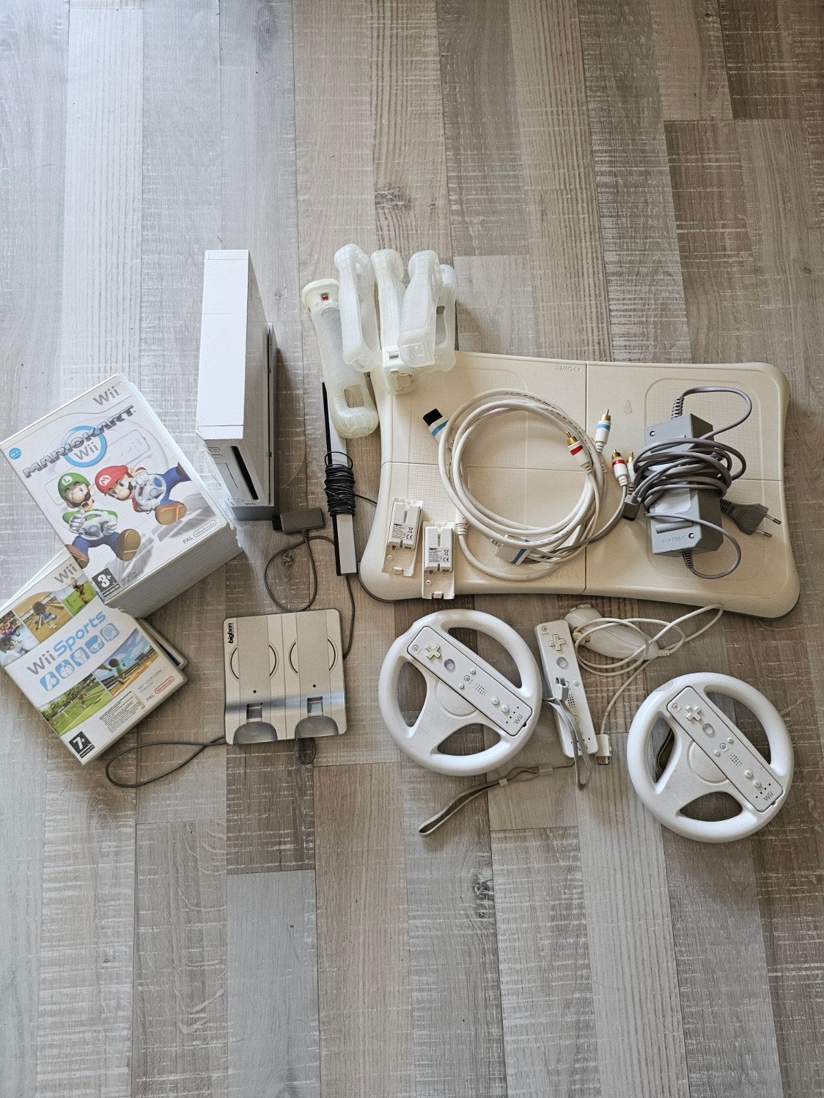 Nintendo Wii bundel met games en accessoires, Ophalen of Verzenden, Gebruikt, Met 2 controllers, Met stuurtje