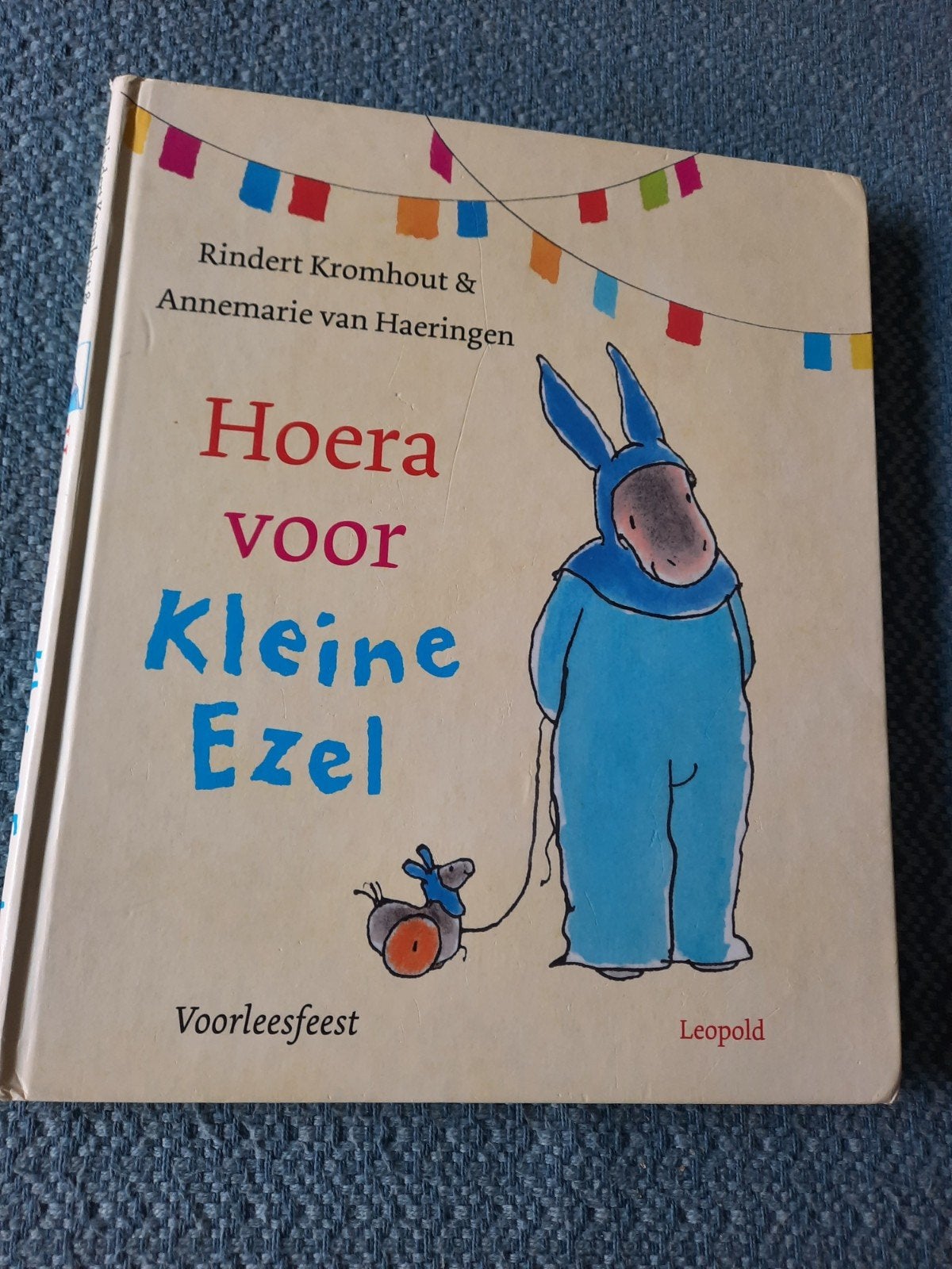 Hoera voor Kleine Ezel - Hardcover Voorleesboek, Boeken, Ophalen of Verzenden, Zo goed als nieuw, Fictie algemeen, Voorleesboek