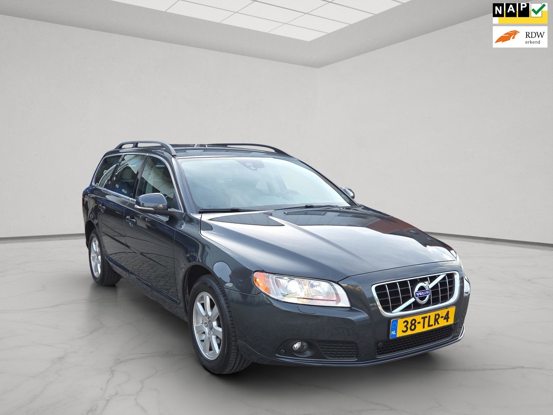 Volvo V70 1.6 T4 Limited Edition, Gebruikt, Zwart, 4 cilinders, Xenon verlichting