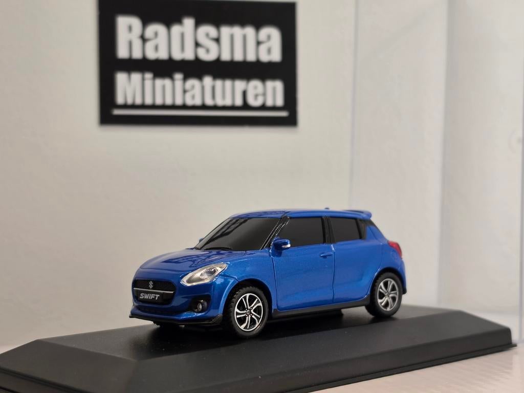 Suzuki Swift - Blauw 6e generatie - 1:43 Dealermodel, Hobby en Vrije tijd, Modelauto's | 1:43, Overige merken, Auto, Zo goed als nieuw