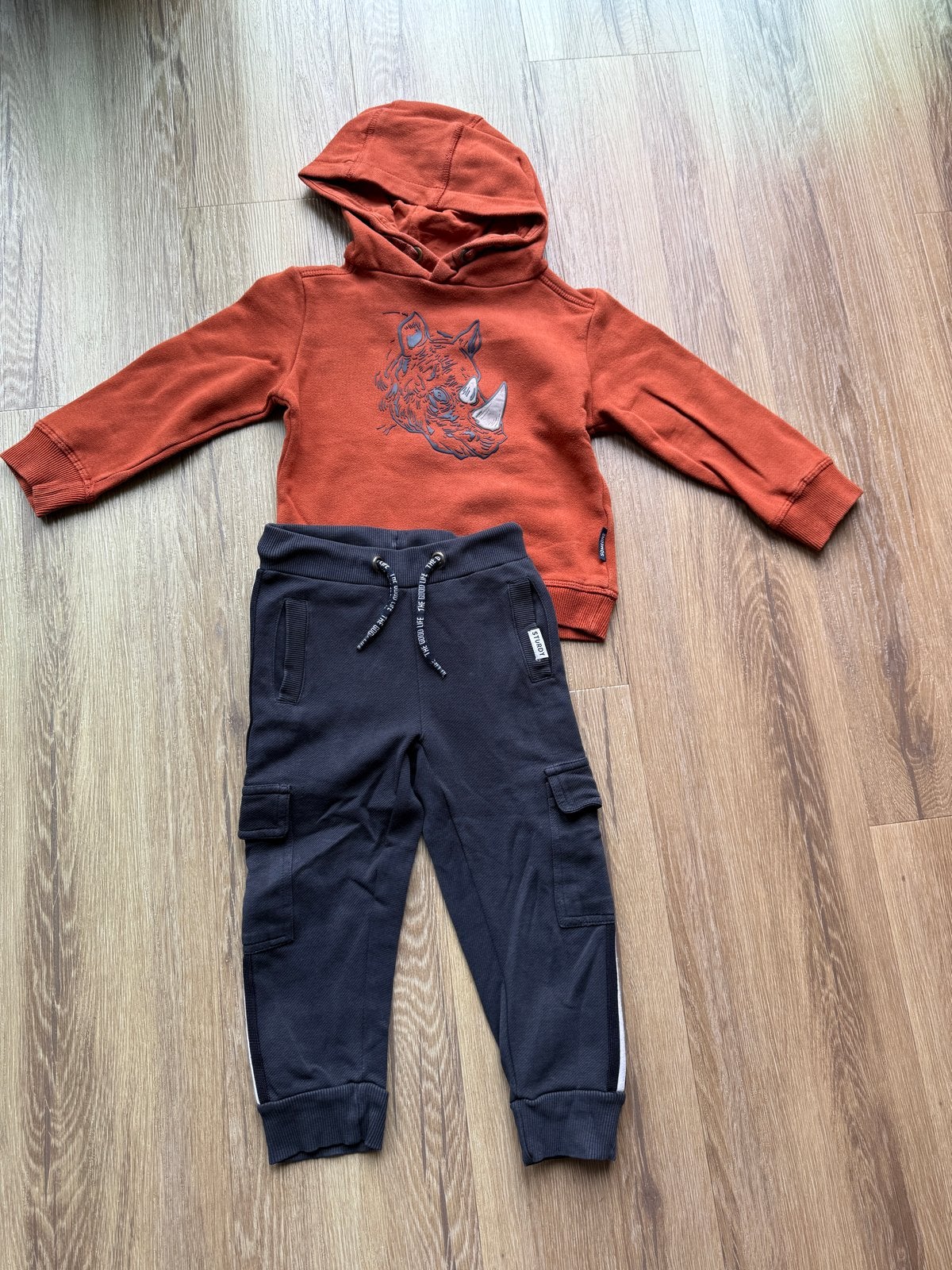 Jongens set maat 104 - Hoodie en Joggingbroek, Ophalen of Verzenden, Gebruikt, Jongen, Setje