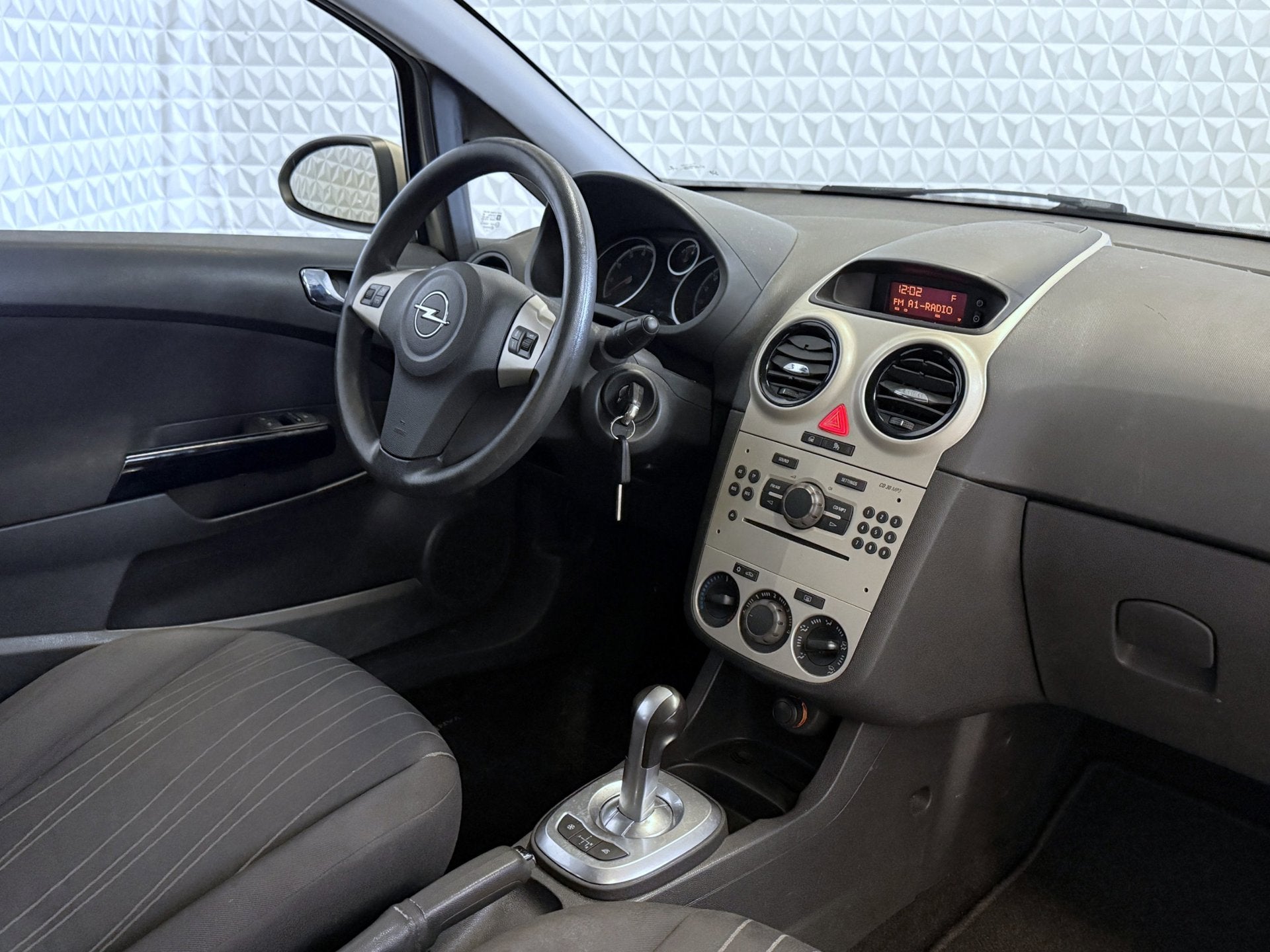Opel Corsa 1.2-16V Enjoy AUTOMAAT / Nieuwe distributiekettin, Auto's, 1229 cc, Beige, Origineel Nederlands, Bedrijf