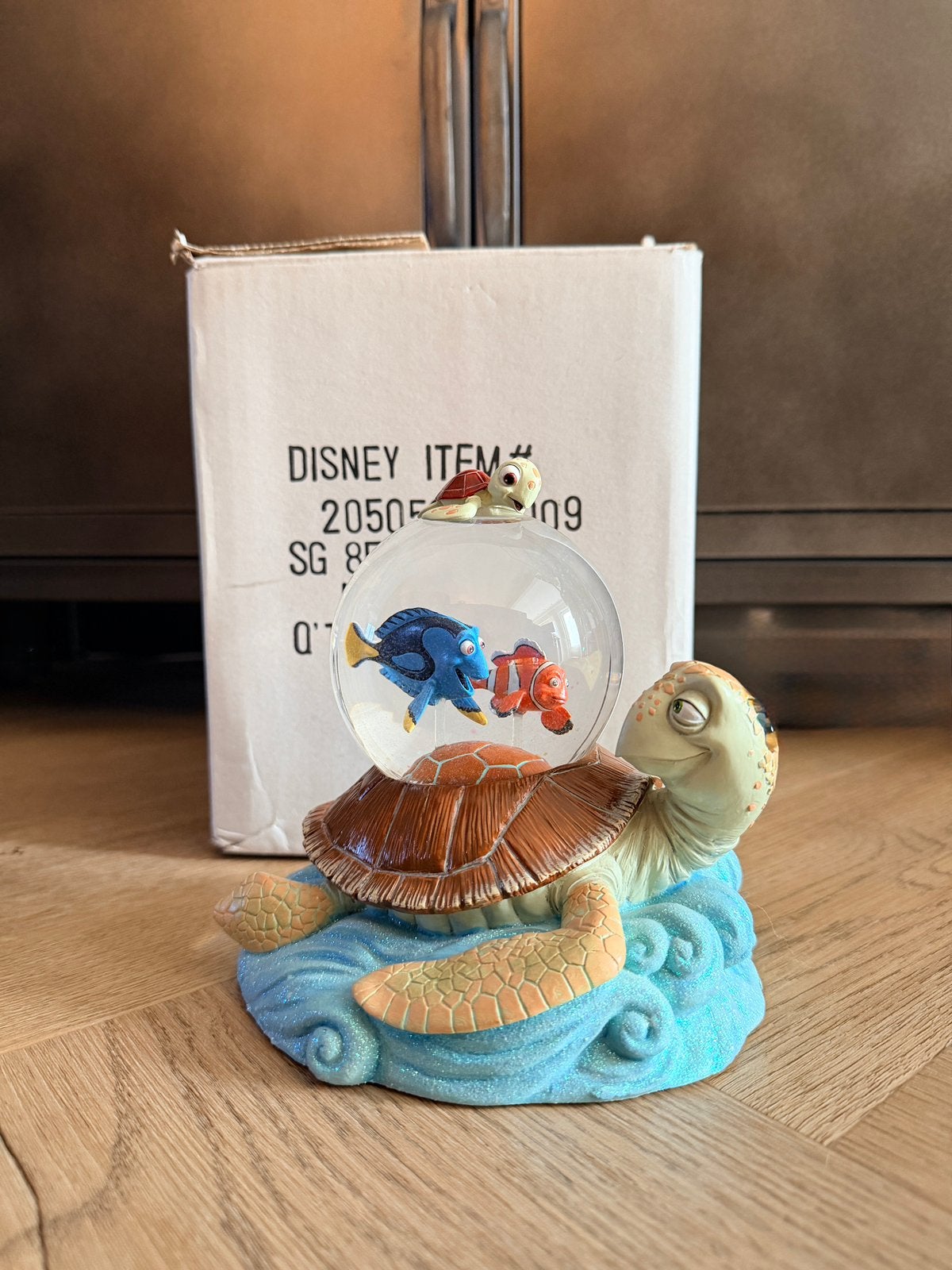 Disney Finding Nemo Snow Globe – originele doos, Ophalen of Verzenden, Overige figuren, Zo goed als nieuw, Beeldje of Figuurtje