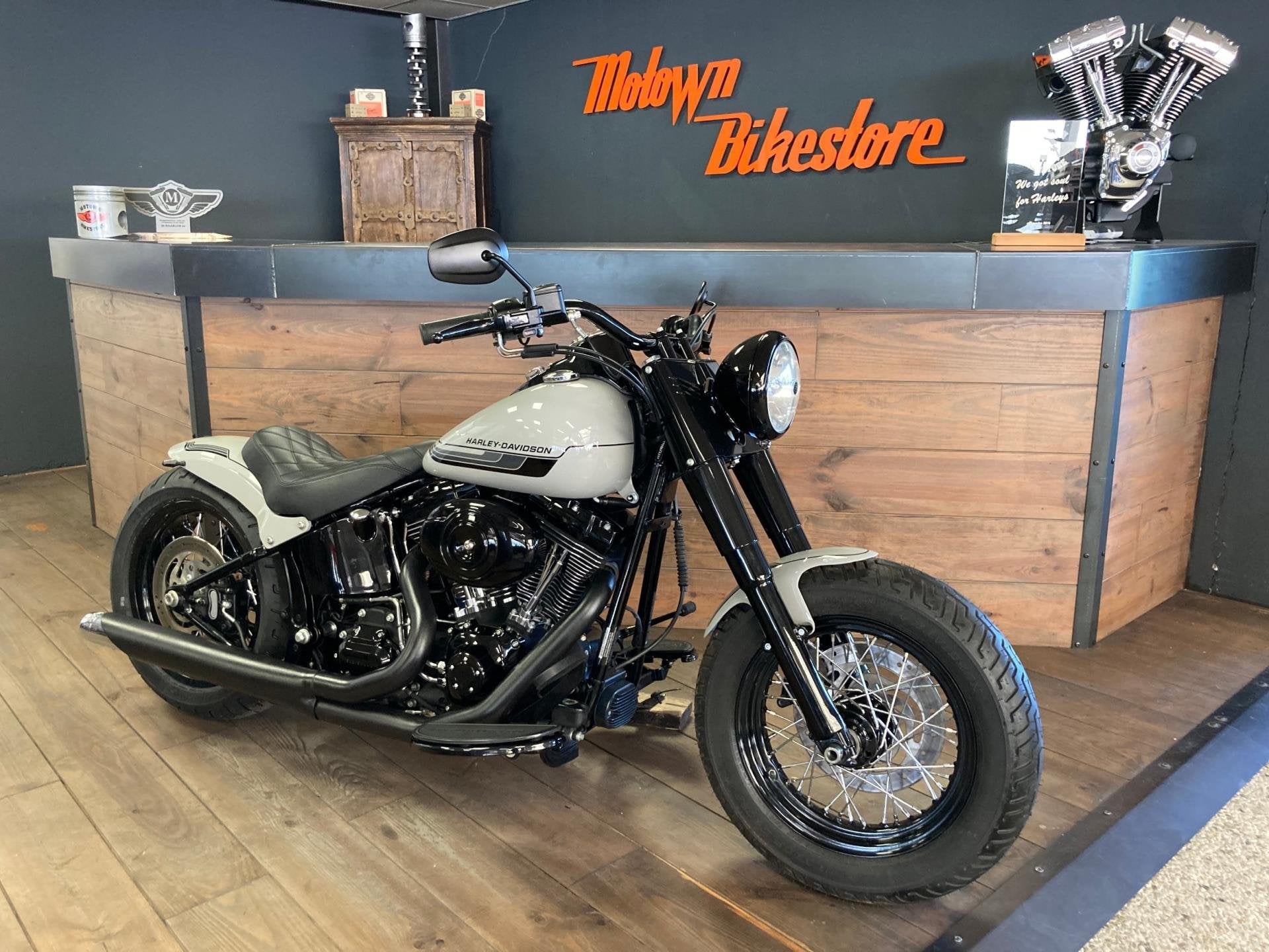 Harley Davidson FLS Softail Custom Special Paint Kreide Pors, Motoren, 3700 W Juneau Ave
53208  Milwaukee, US, Info@harley-davidson.com