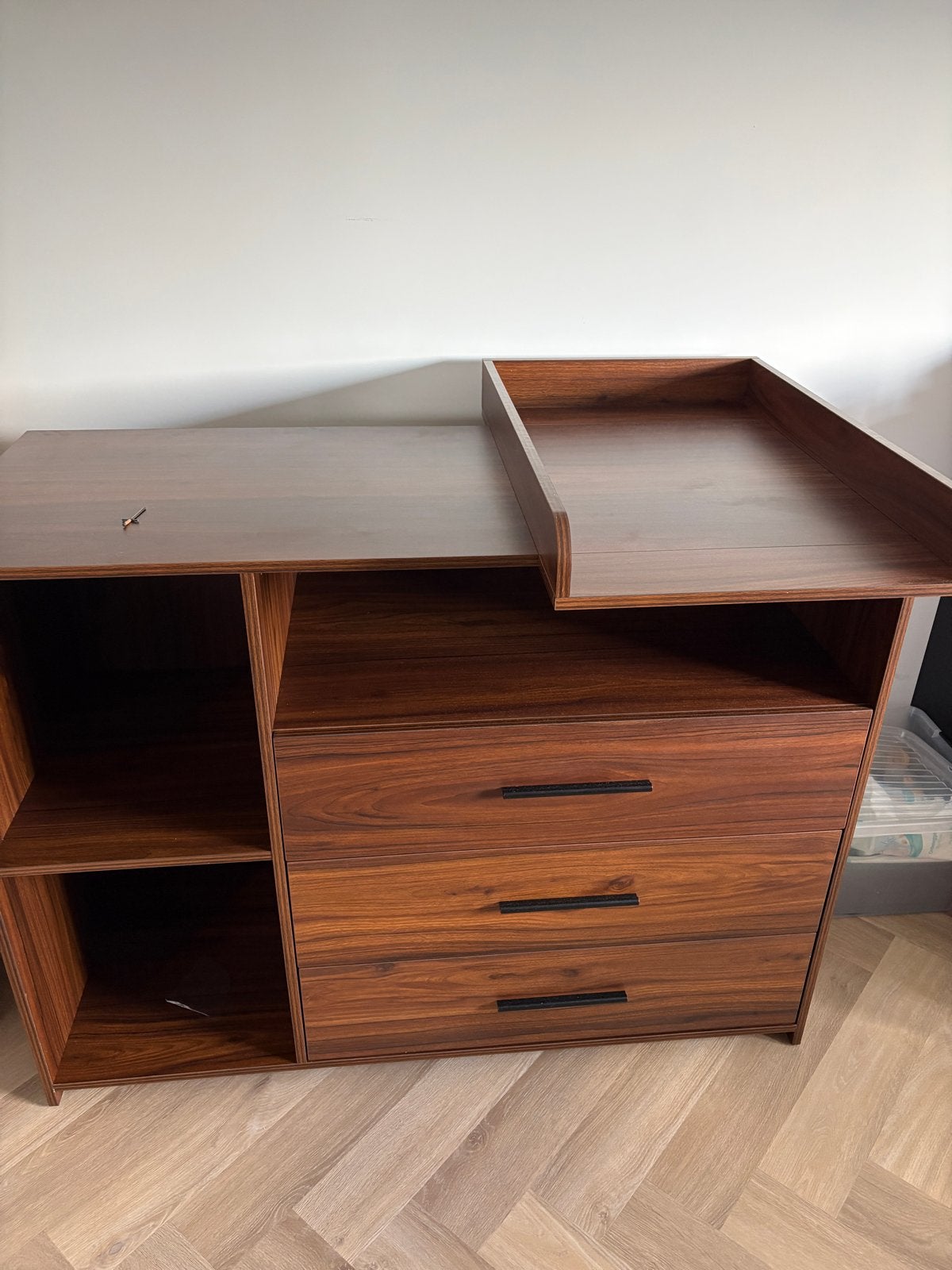 Nieuwe Livvie Walnut Commode - Ongebruikt, 50 tot 70 cm, Ophalen of Verzenden, Opstaande rand, 100 cm of meer