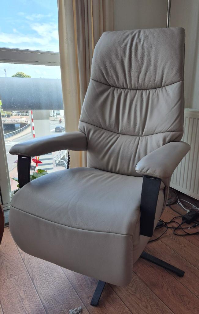 Sta op stoel Meubelzorg, model Granada. 2½ jaar oud, Huis en Inrichting, Fauteuils, Ophalen, Minder dan 75 cm, Leer, Zo goed als nieuw