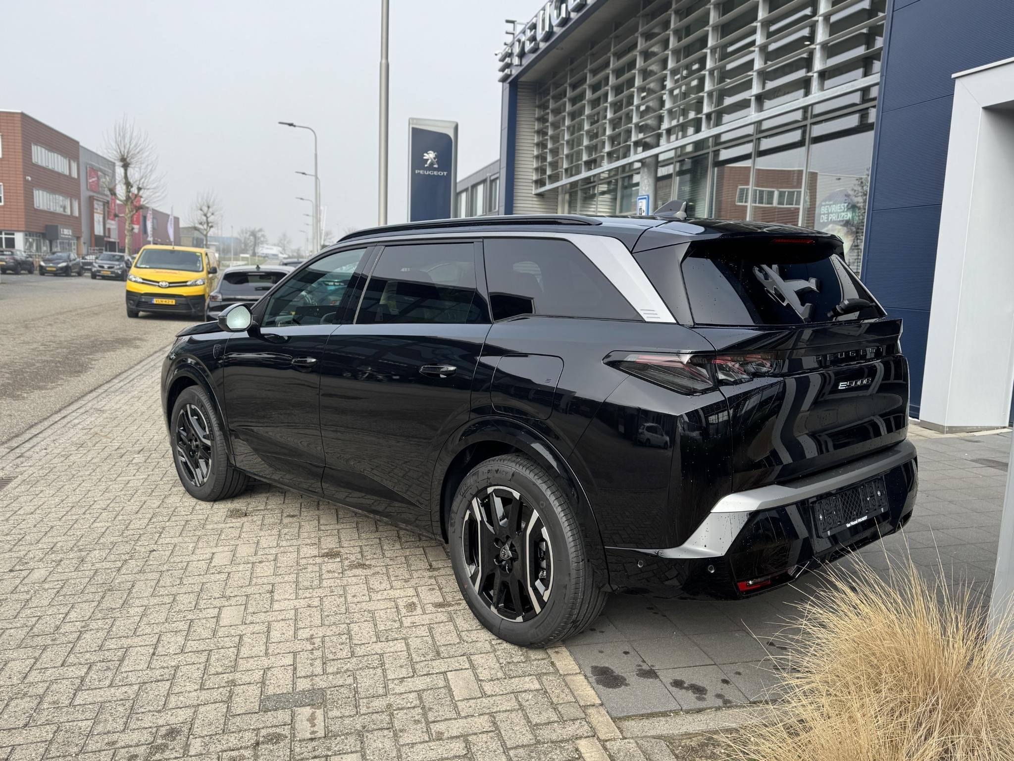 Peugeot e-5008 GT Avantage 73 kWh 7p l UIT VOORRAAD NIEUW RI, 213 pk, 7 stoelen, Zwart, Nieuw