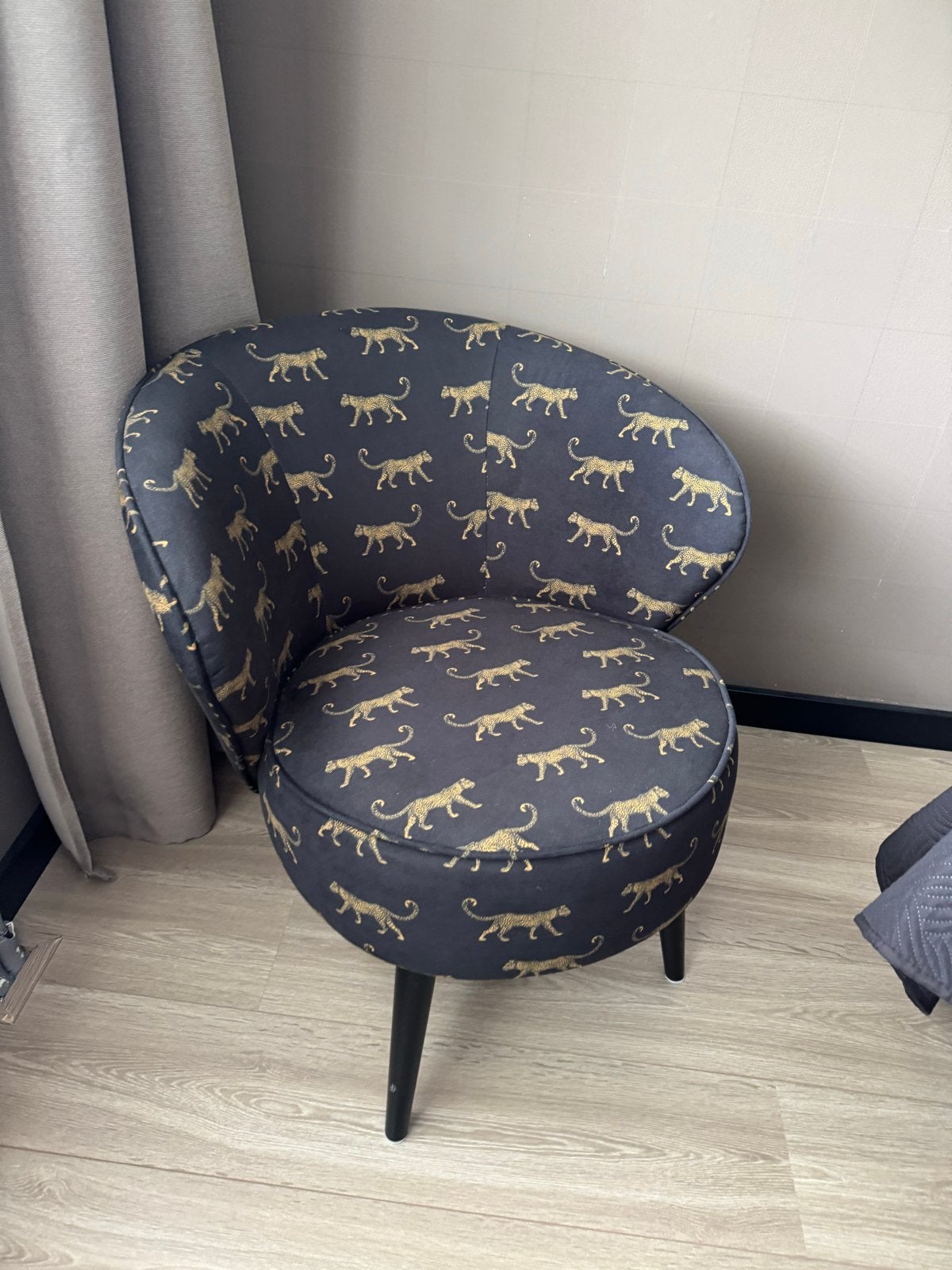 Leopard print fauteuil - Zwart met goud, Huis en Inrichting, Stoelen, Ophalen, Zwart, Zo goed als nieuw, Eén