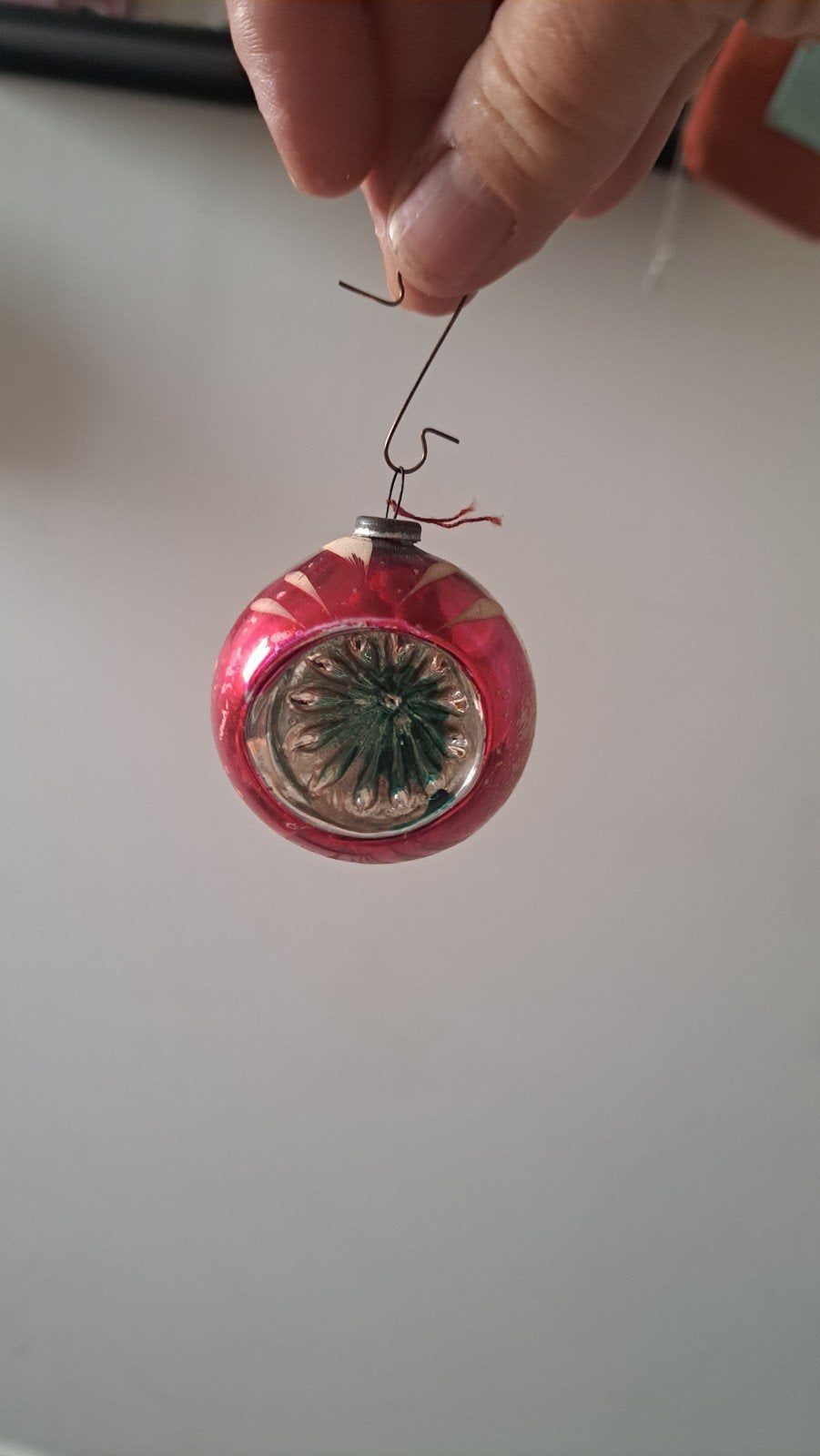 kerstbal deukbal rood/groen, Ophalen of Verzenden