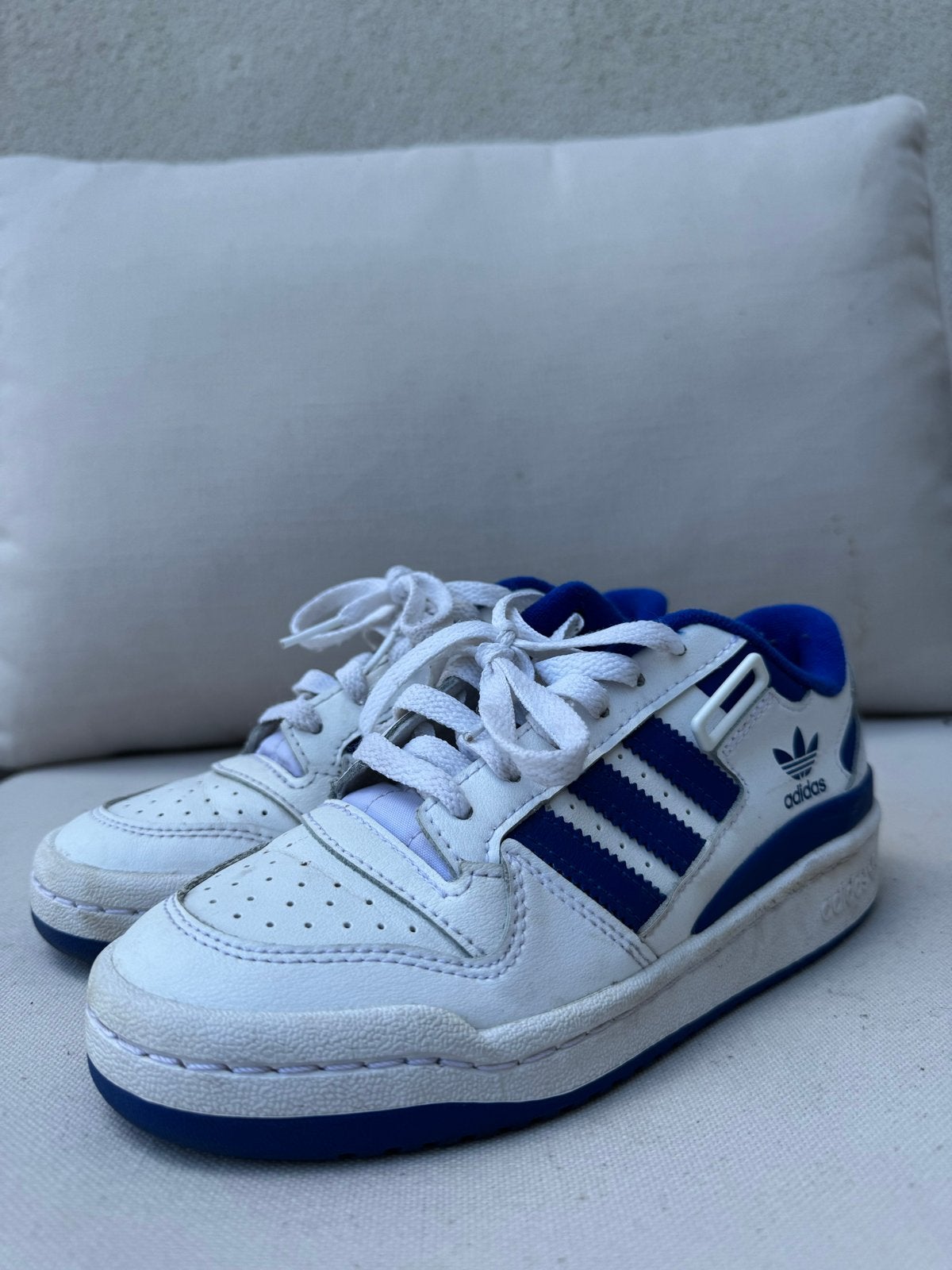 Adidas sneakers wit met blauwe strepen - Zo goed als nieuw, Kleding | Heren, Schoenen, Wit, Ophalen of Verzenden, Sneakers of Gympen