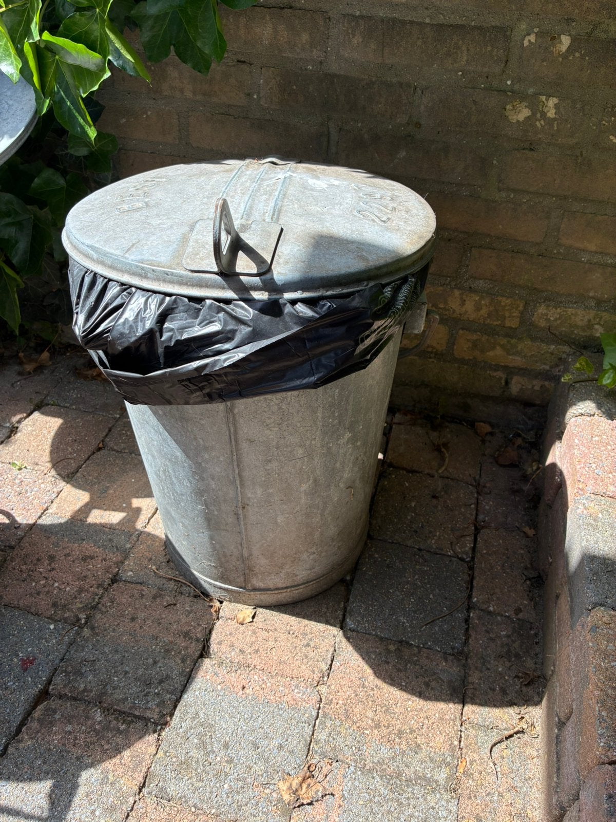 Zinken prullenbak bloembak, Ophalen, Gebruikt, Overige materialen, Minder dan 50 cm