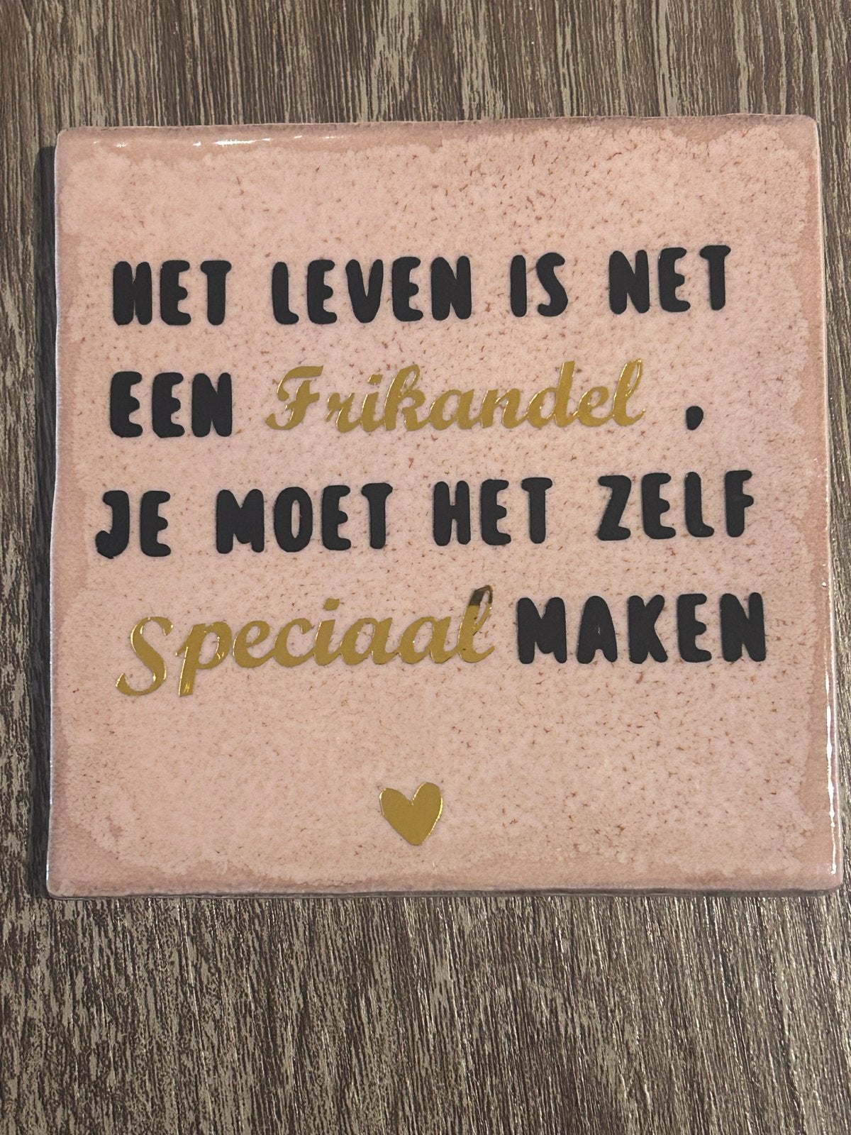 Tegel met spreuk: Het leven is net een frikandel, Gebruikt, Keramiek, Overige typen, Ophalen of Verzenden