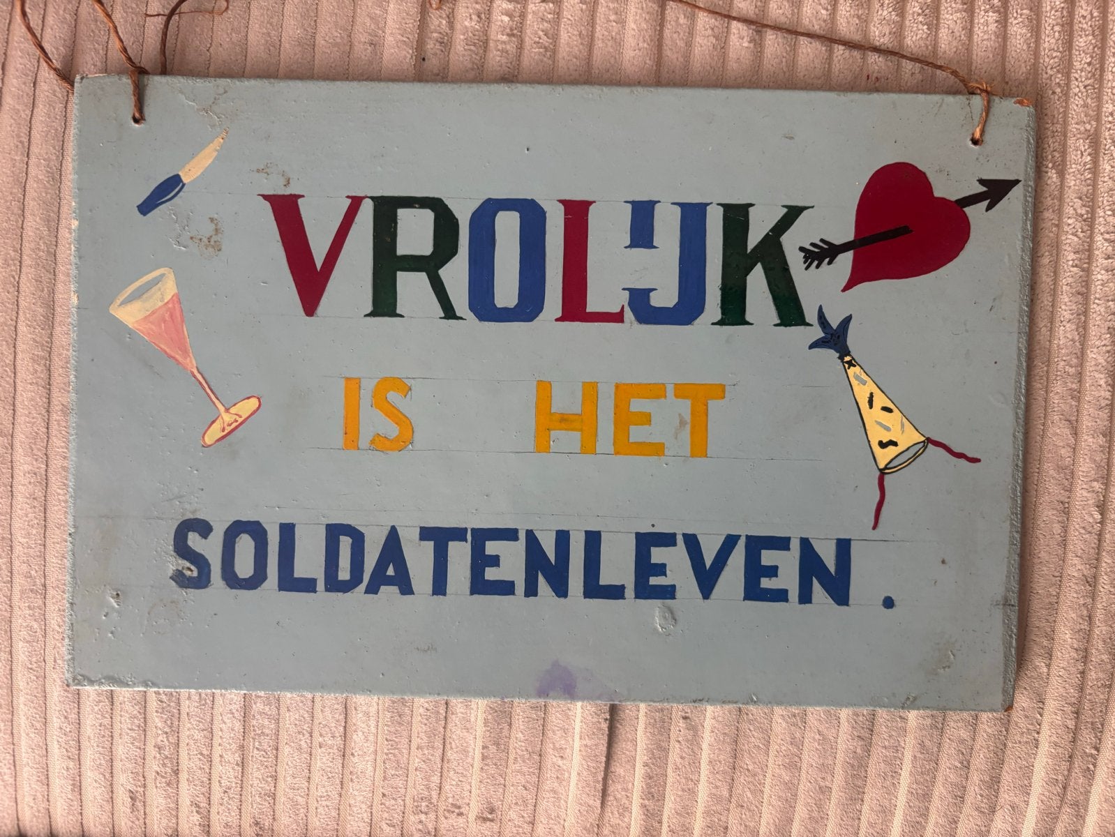 Oud houten bordje 'Vrolijk is het soldatenleven' - Mobilisat, Ophalen of Verzenden