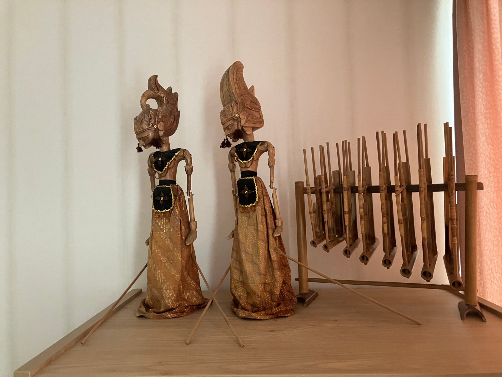 Angklung met 2 Wajangpoppen, Ophalen, Zo goed als nieuw