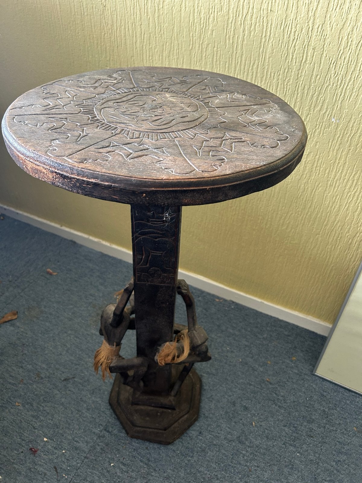 Unieke Afrikaanse bijzettafel met houtsnijwerk, Bruin, Afrika, Overige typen, Gesneden