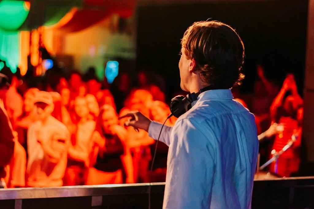 DJ huren voor bruiloften, jubileum of feesten | Vanaf €350,-, Muziek en Instrumenten, Dj-sets en Draaitafels, Ophalen of Verzenden