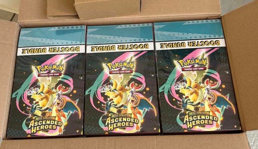 GEZOCHT!! Ascended Booster Bundle Display cases!!, Ophalen, Zo goed als nieuw, Booster
