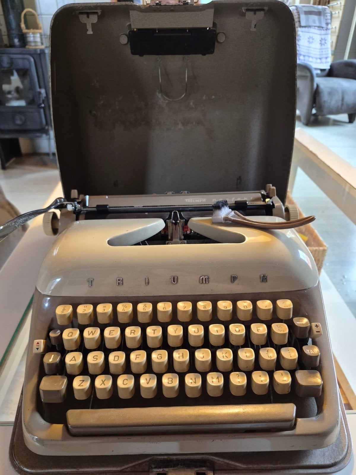 Typemachine Triumph met werkend lint en metalen koffer, Diversen, Typemachines, Ophalen, Gebruikt