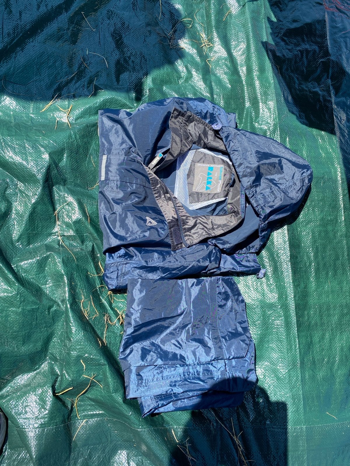 Regenpak maat 176 - Blauw in jas zit klein gat op foto zie, Caravans en Kamperen, Regenkleding, Ophalen, Gebruikt, Regenpak, Kinderen