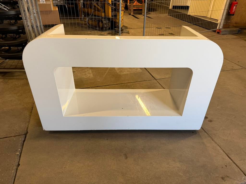 DJ booth hoogglans wit met case, Gebruikt, Dj booth, Dj booth, Office@switchrental.nl