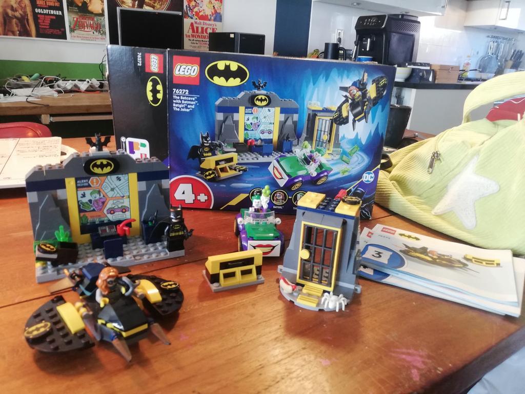 The batcave with batman, Batgirl and The joker, Kinderen en Baby's, Speelgoed | Duplo en Lego, Compleet, Gebruikt, Lego, Ophalen of Verzenden
