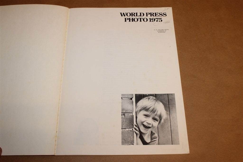 World Press Photo 1975 — Jaarboek Bekroonde Persfotos, Boeken, Ophalen of Verzenden, Gelezen, Fotografen