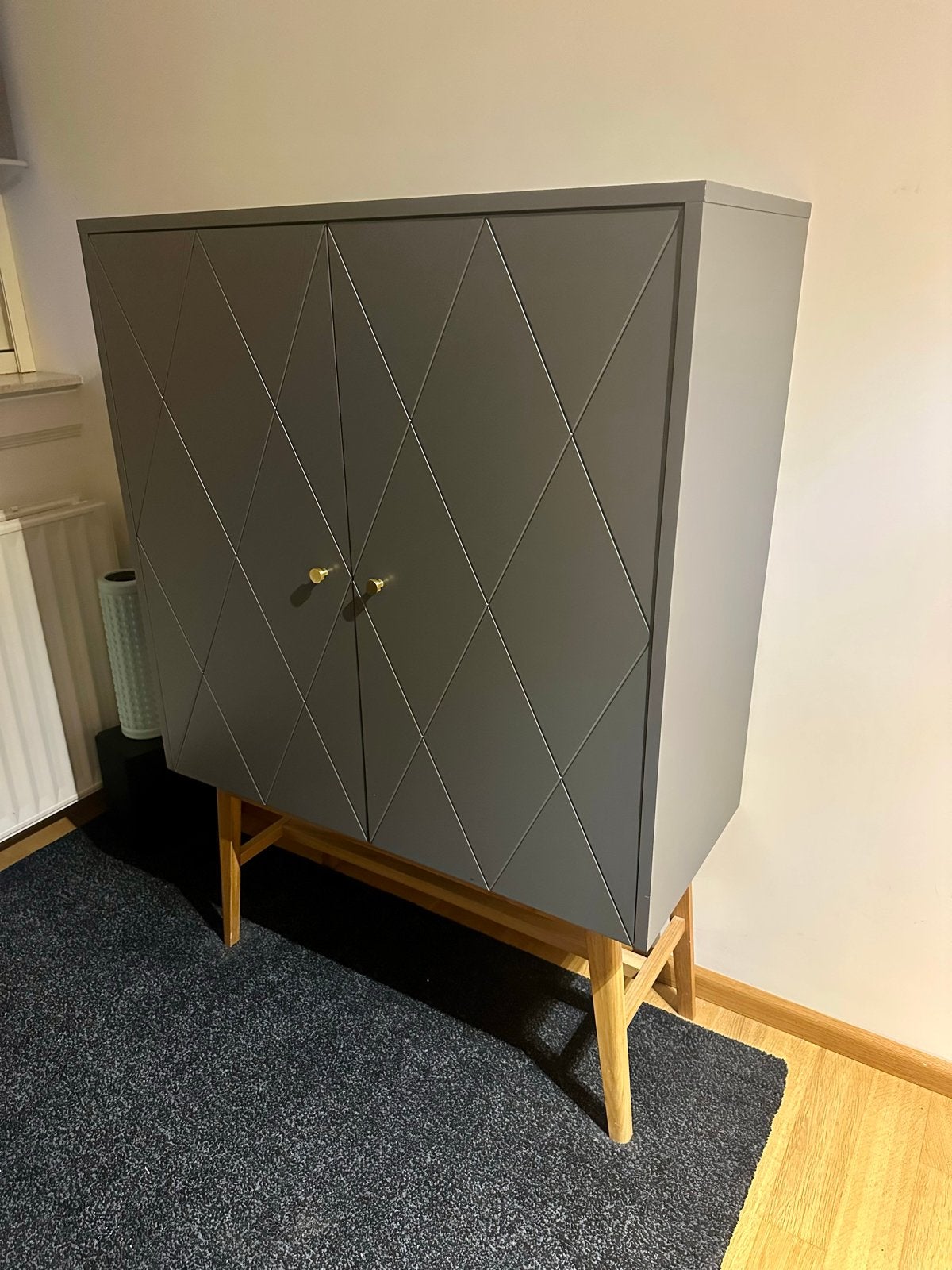 Midden hoge Grijze Kast met Gouden Knoppen en Houten Poten, Huis en Inrichting, Ophalen of Verzenden, Zo goed als nieuw