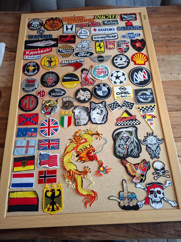 Grote selectie stoffen strijkemblemen Motoren Oldtimers, Ophalen of Verzenden, Nieuw, Sticker