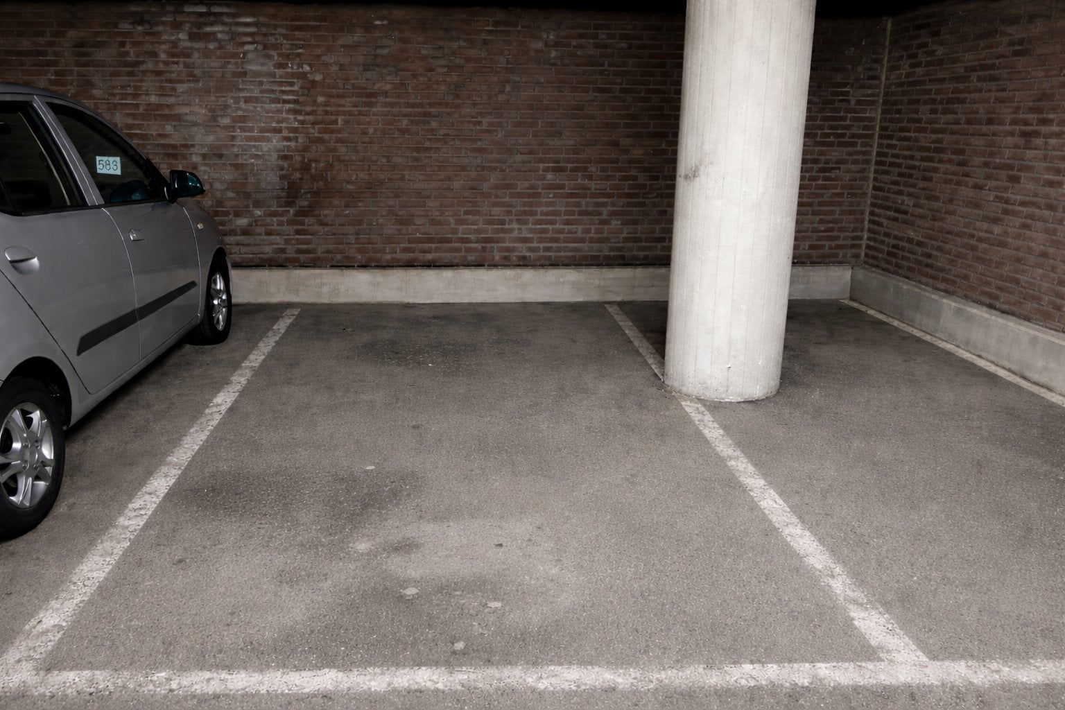 OVERDEKTE PARKEERPLAATS TE HUUR - METRO AMSTERDAM NOORD