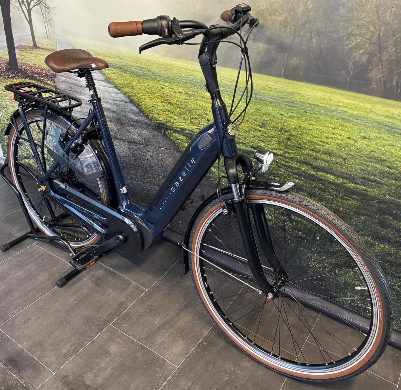 NIEUW: Gazelle Grenoble C7+ | Middenmotor | 3299 → 2499, Fietsen en Brommers, Koninklijke Gazelle N.V., Wilhelminaweg 8 6951 BP Dieren Nederland