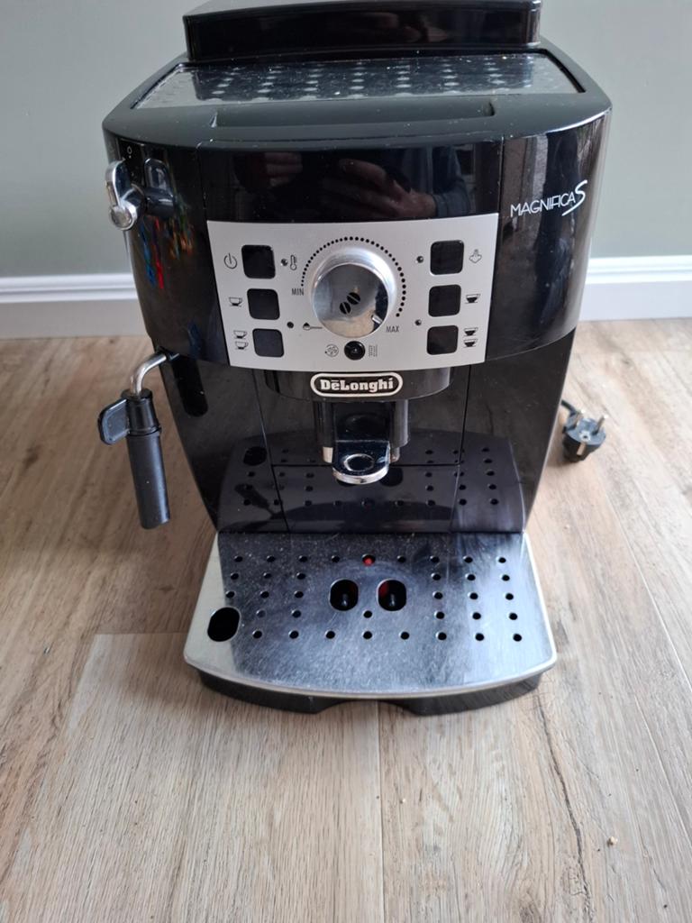 De'Longhi Magnifica S - defecte zetgroep, Witgoed en Apparatuur, Koffiezetapparaten, Ophalen, Koffiemachine, Niet werkend, 2 tot 4 kopjes