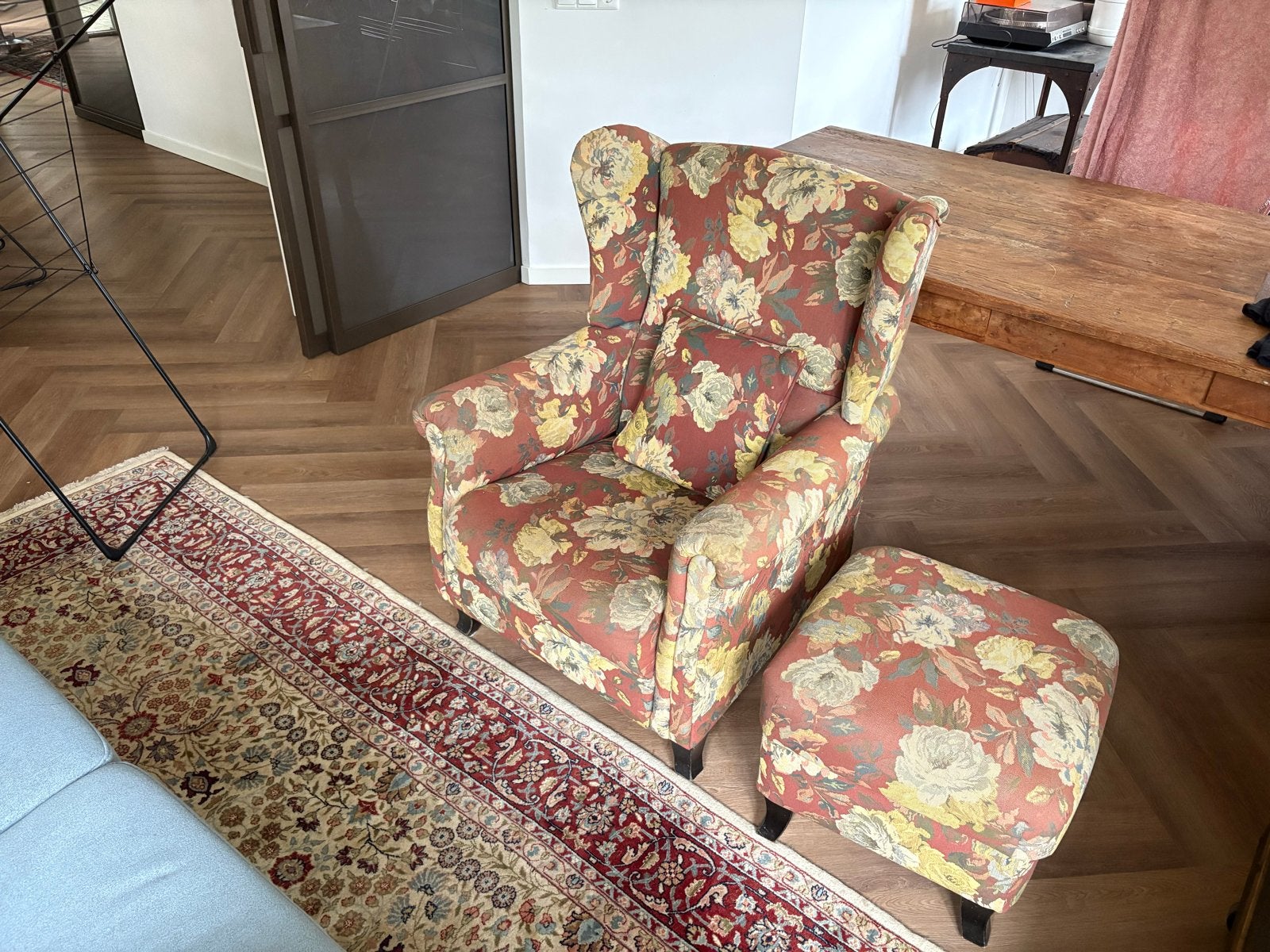 Bloemen fauteuil met voetenbank - comfortabel en stijlvol, Huis en Inrichting, Fauteuils, Ophalen, Gebruikt, Stof, 75 tot 100 cm