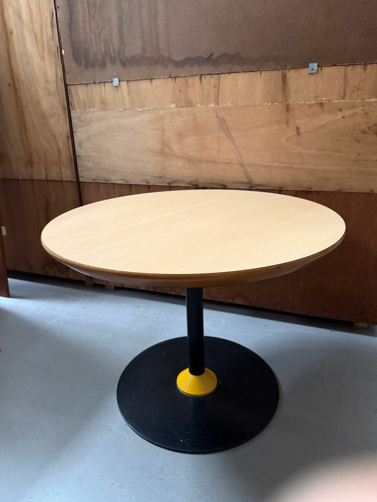 Vintage bijzettafel, oud design ronde tafel