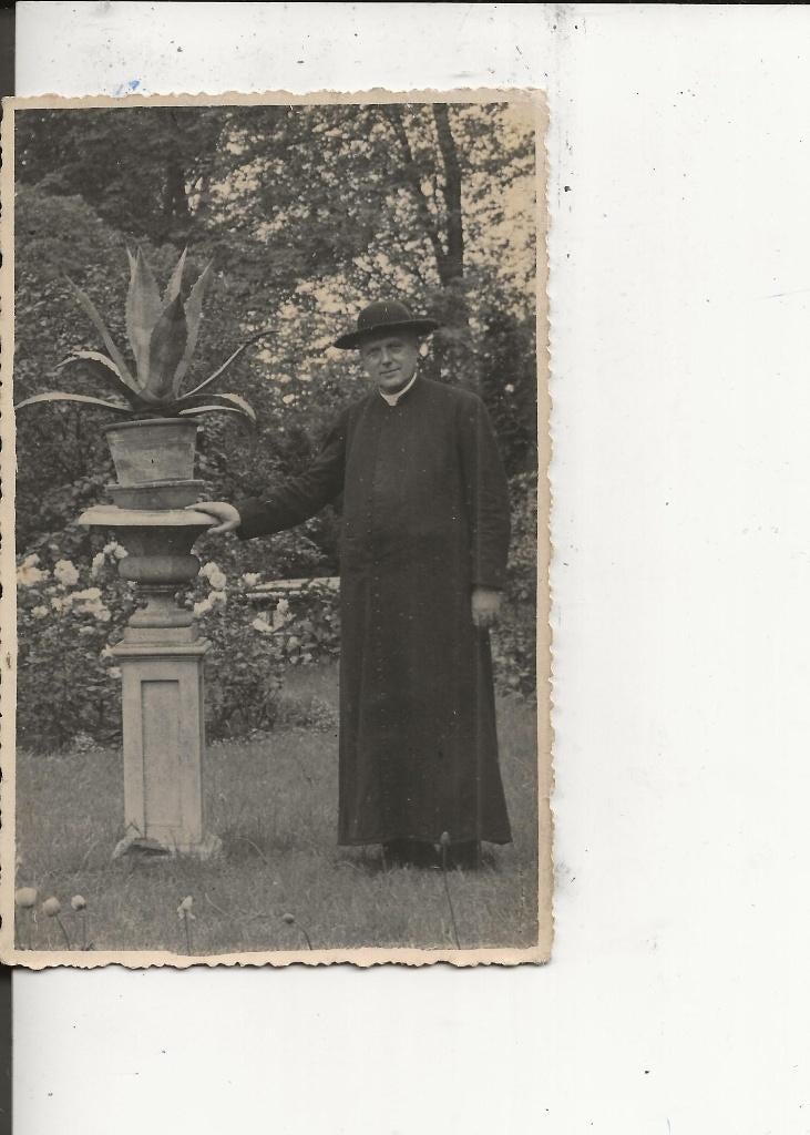Poeldijk Pastoor in de tuin  Fotokaart, Ophalen of Verzenden, 1920 tot 1940, Ongelopen, Zuid-Holland